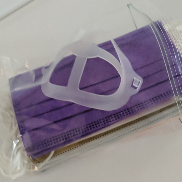 Disposable Face Masks (15) & Silicone Bracket - Picture 3 of 4